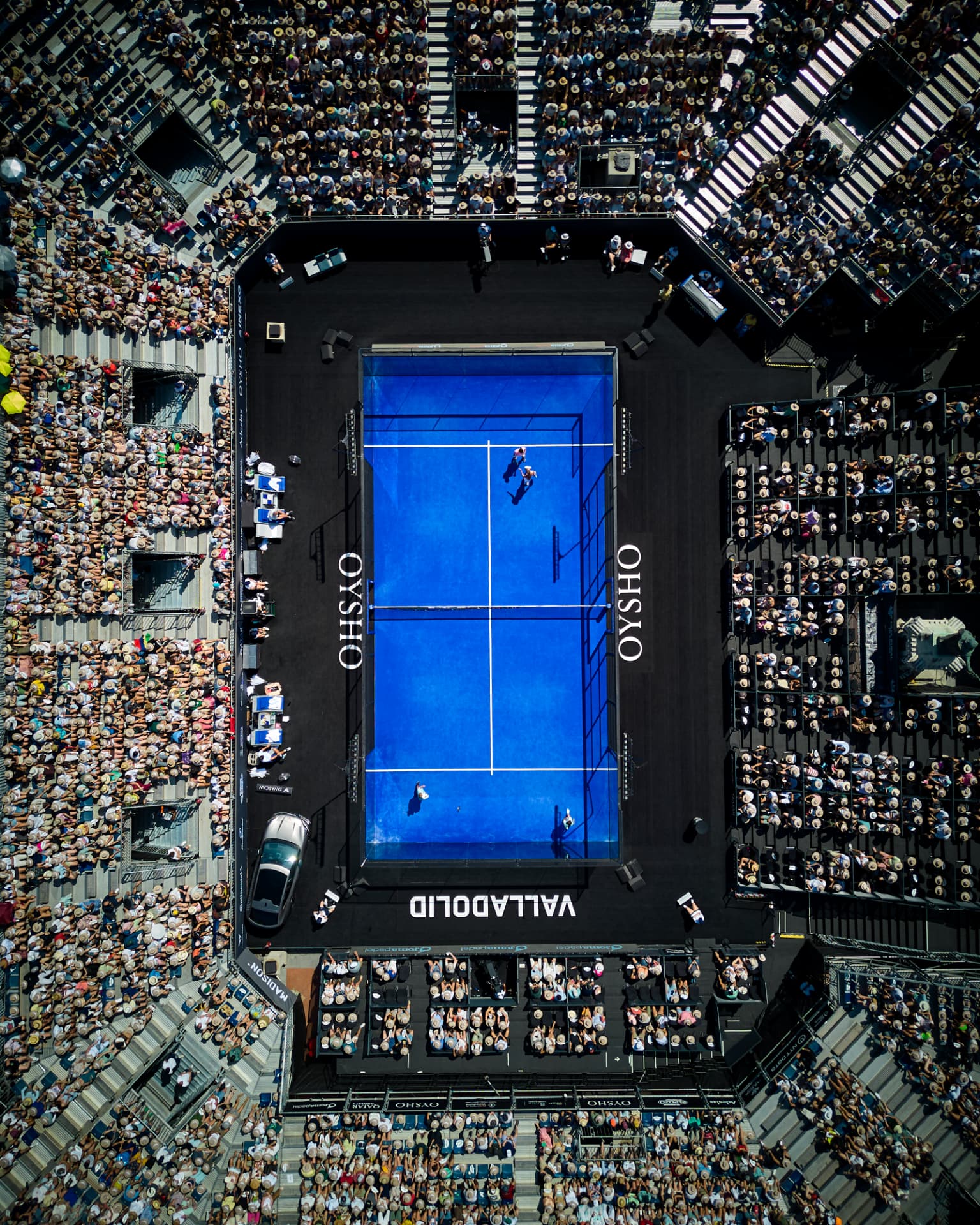 Aerial view of the OYSHO branded padel court in Valladolid surrounded by a packed crowd